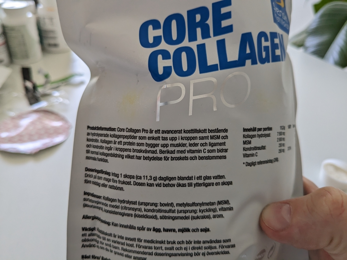 Detalj av baksida på Core Collagen Pro med produktinfo och doseringsförslag foto från vår studio