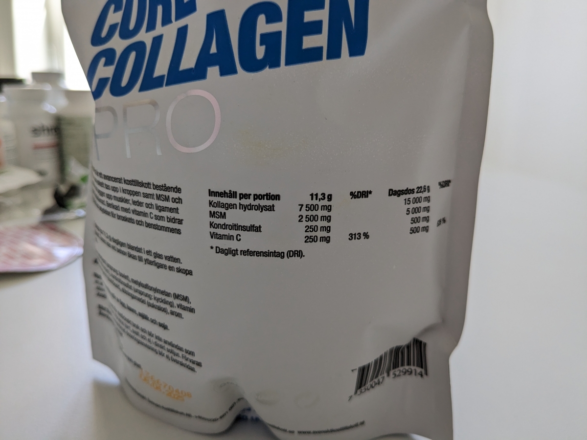 Närbild av innehållsdeklaration på Core Collagen Pro med doser per portion