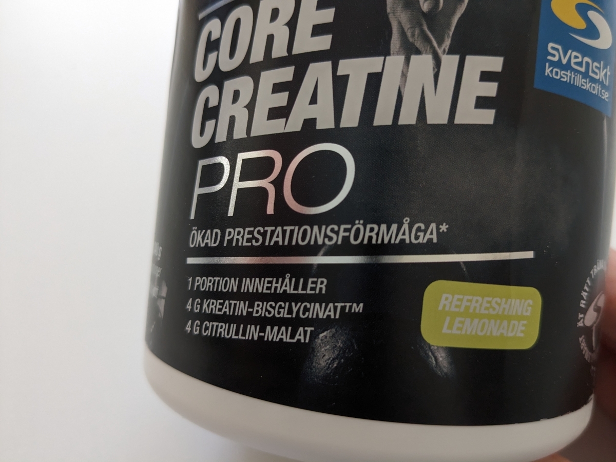 Närbild på etiketten Core Creatine Pro Refreshing Lemonade tagen i vårt test