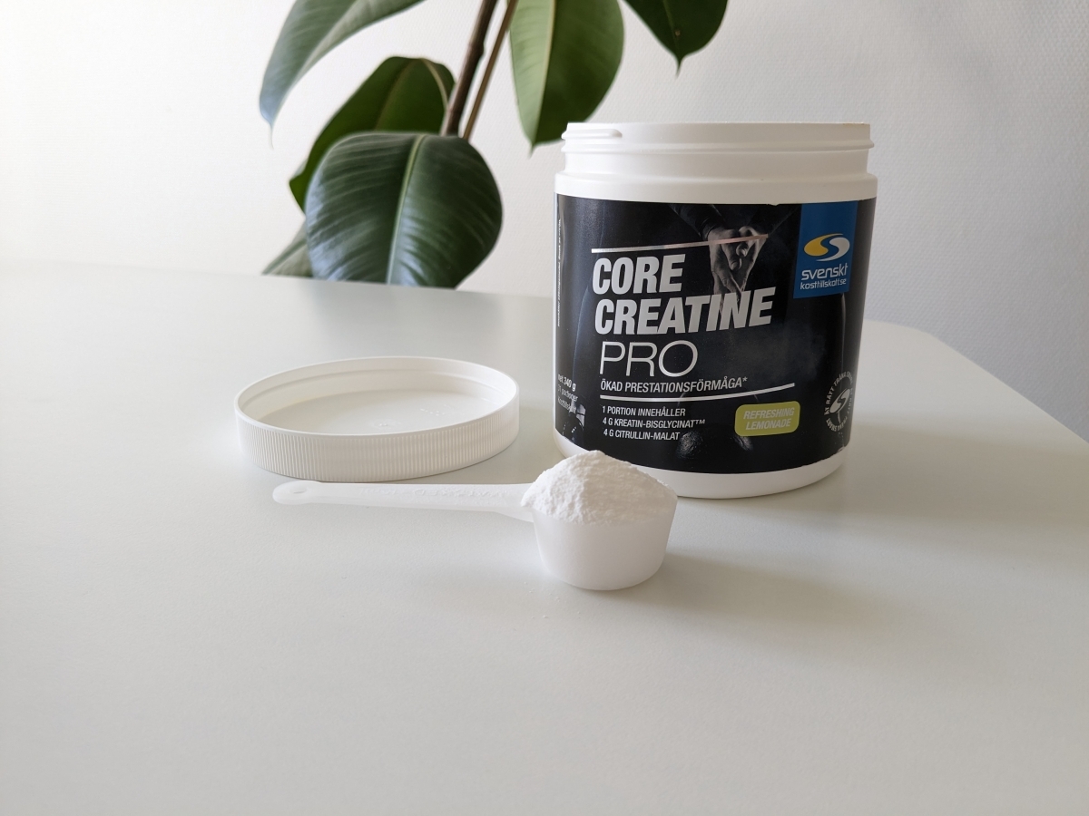 Core Creatine Pro på bord med uppmätt skopa framför burken fotad av oss