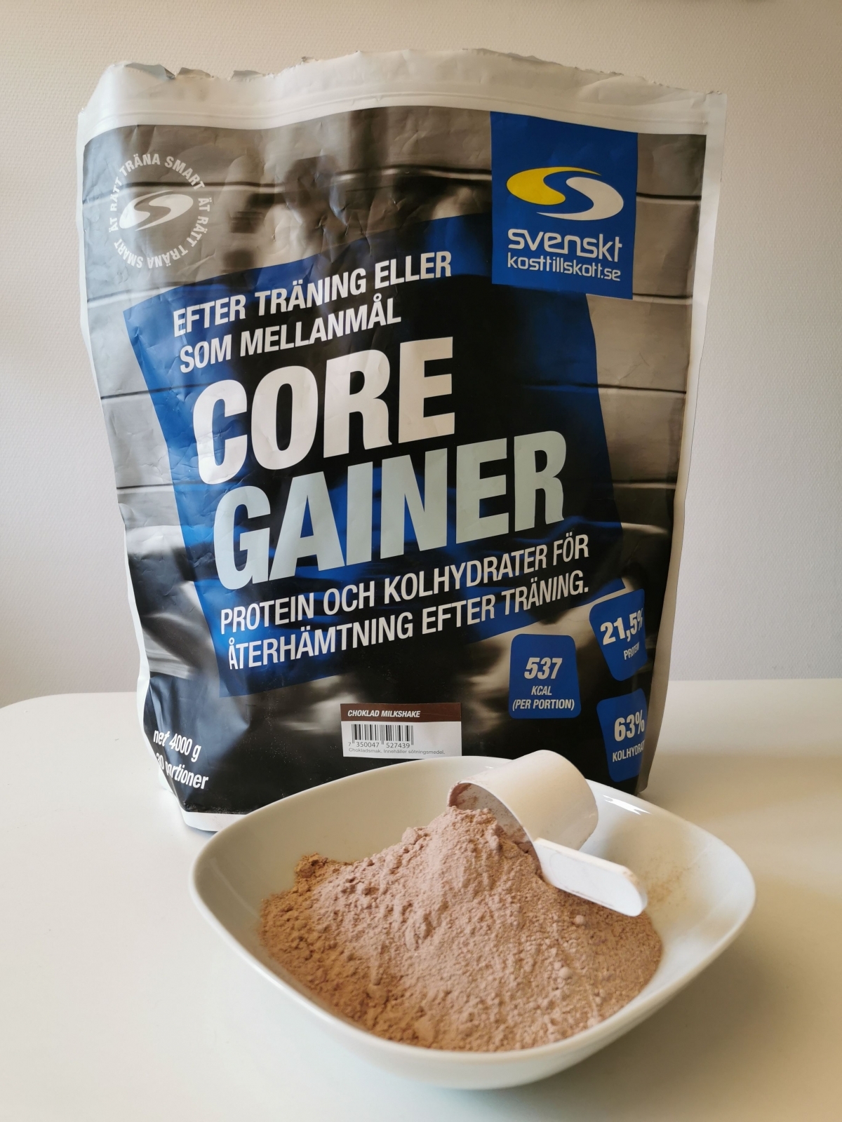 Core Gainer Choklad Milkshake i skål med skopa, fotad av oss under testet