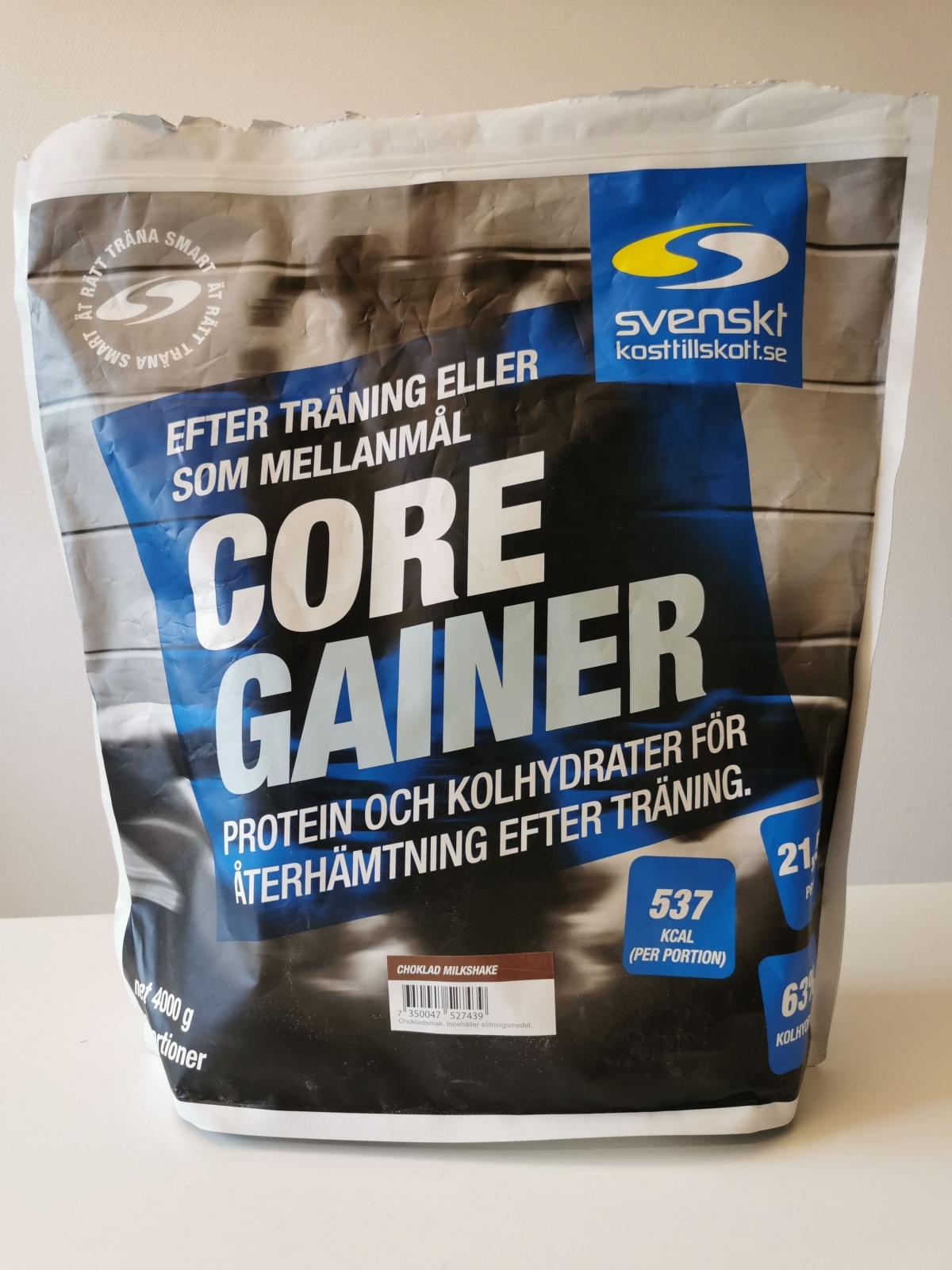 Core Gainer på bordet med tydlig front och näringsinfo, egen testbild