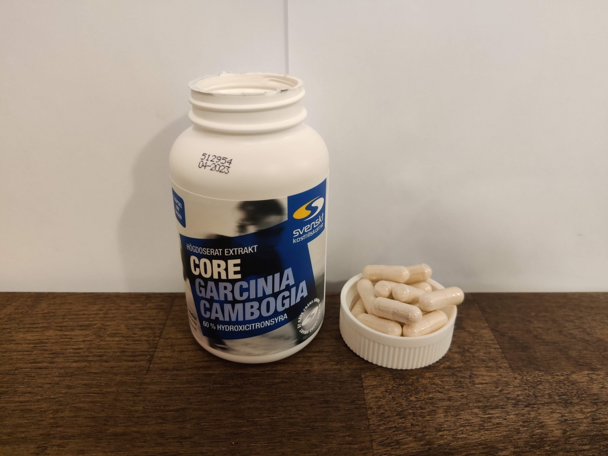 Core Garcinia Cambogia med kapslar placerade bredvid burken, fotograferad av oss