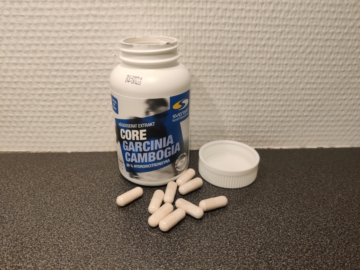 Öppnad burk och kapslar av Core Garcinia Cambogia, foto taget under vårt test