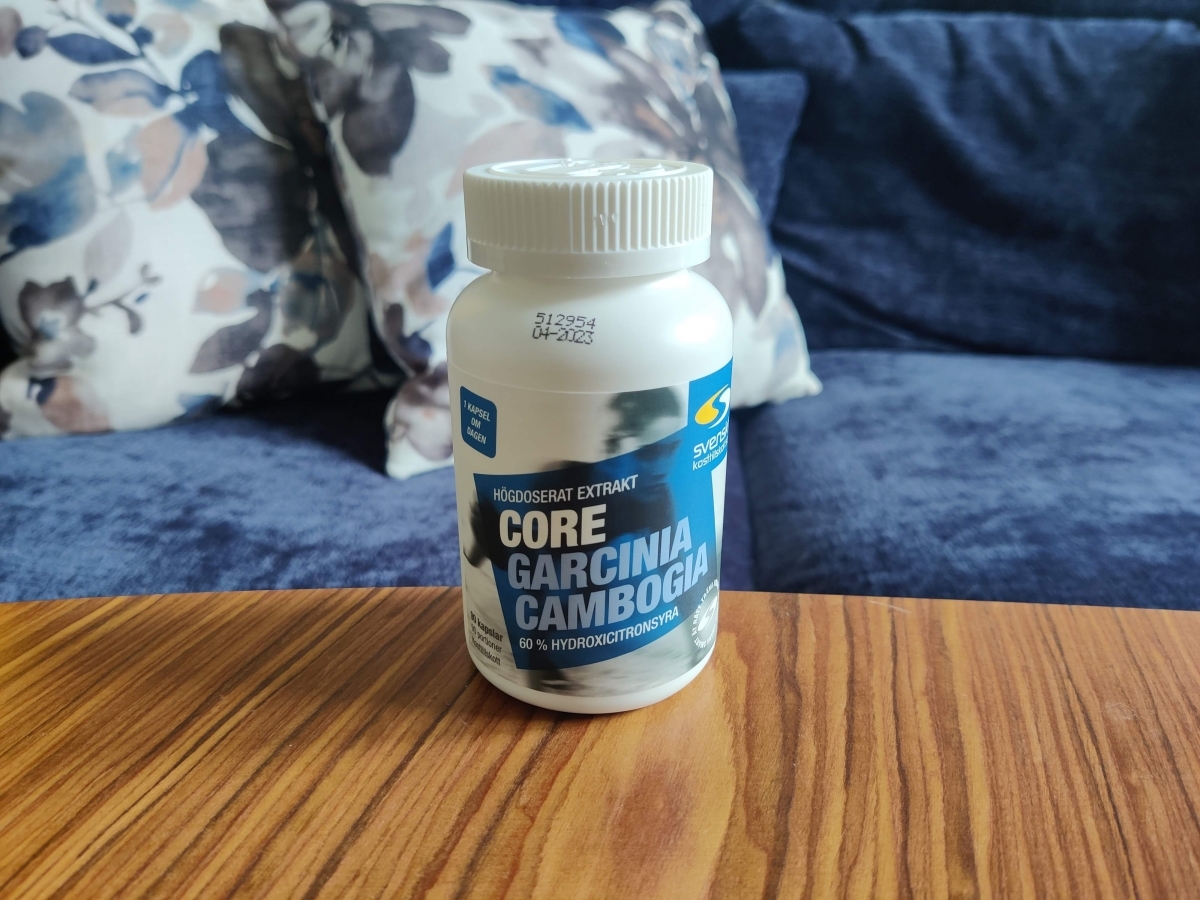 Vår egen bild av Core Garcinia Cambogia på soffbordet med tydlig 60% HCA‑märkning