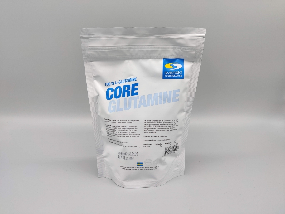 Core Glutamine baksida med tydlig innehållsinfo och batch, fotad i vår studio