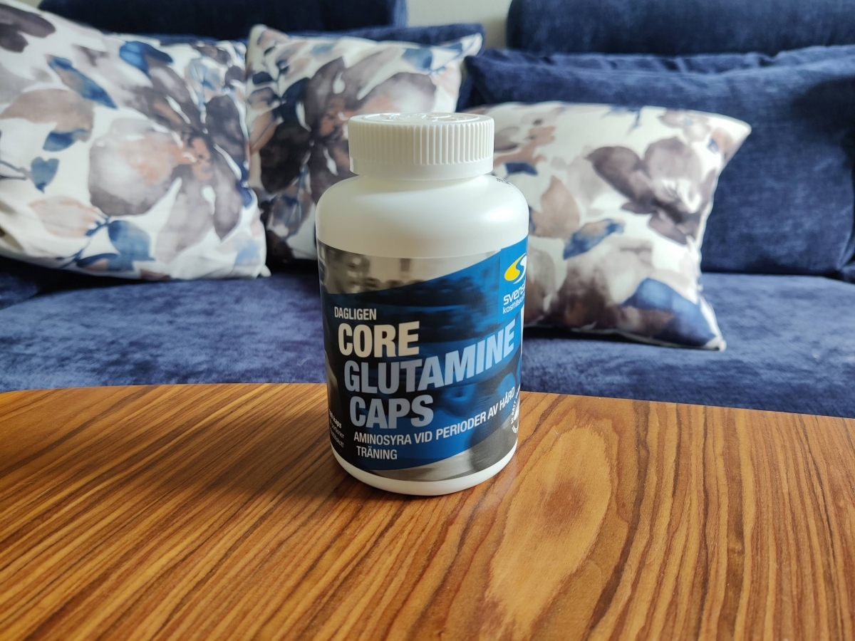 Core Glutamine Caps på soffbord, fotograferad av oss under testet