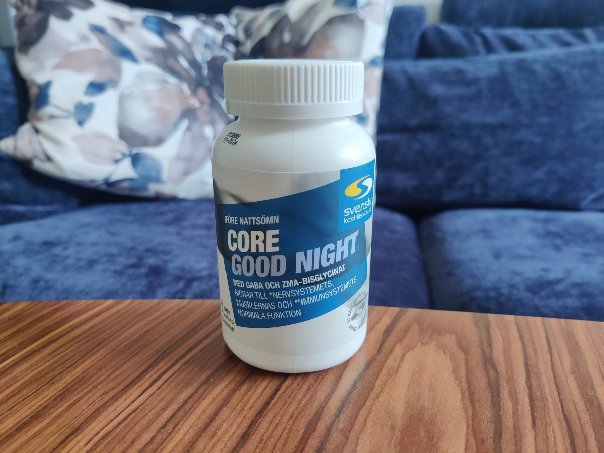 Core Good Night i hemmamiljö vid soffan vårt foto