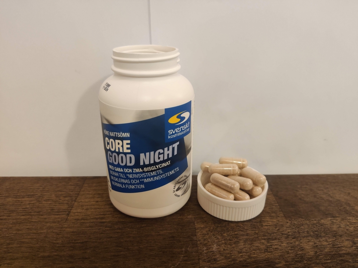 Core Good Night på träbord med kapslar bredvid foto från vårt test