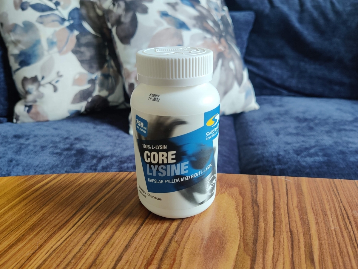 Core Lysine på soffbord hemma, foto av oss under testet med 750 mg per kapsel