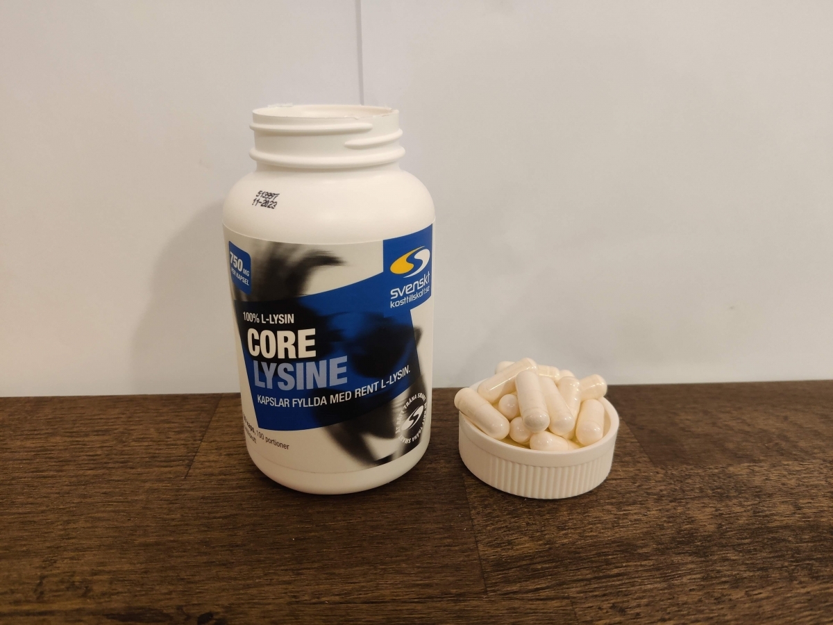 Core Lysine och kapslar i närbild bredvid burken, egen bild