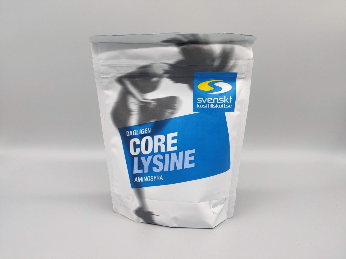 Core Lysine pulverpåse framsida mot neutral bakgrund, fotograferad av oss