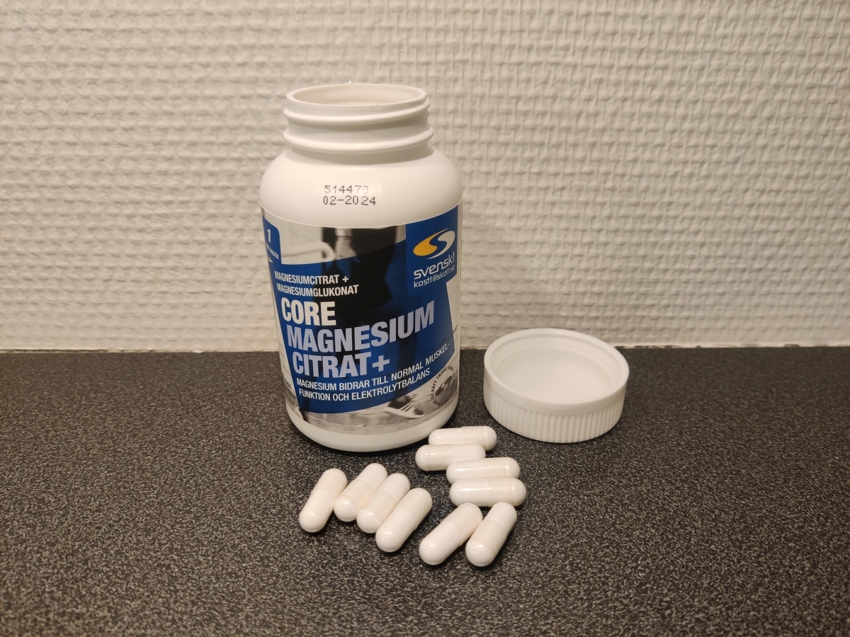 Core Magnesium Citrat med utspridda kapslar på bänken, foto taget av oss under testet