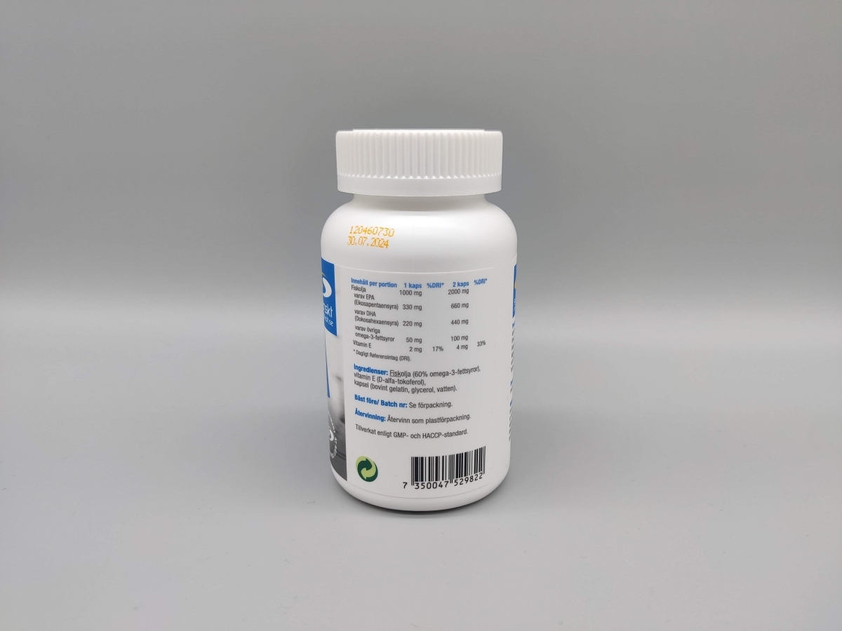 Baksida med innehållstabell och batchnummer på Core Omega-3+, fotad av oss