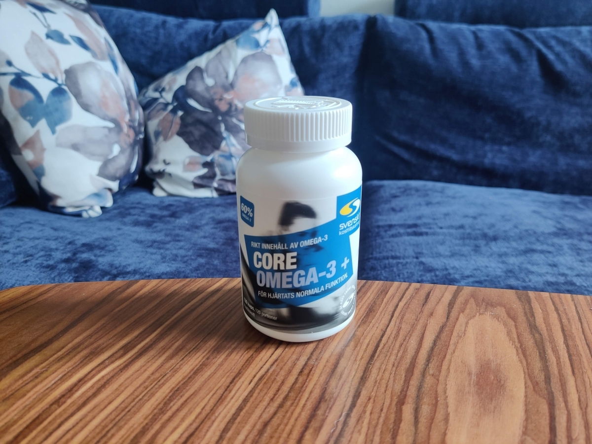 Core Omega-3+ på soffbord i hemmamiljö, egen testbild