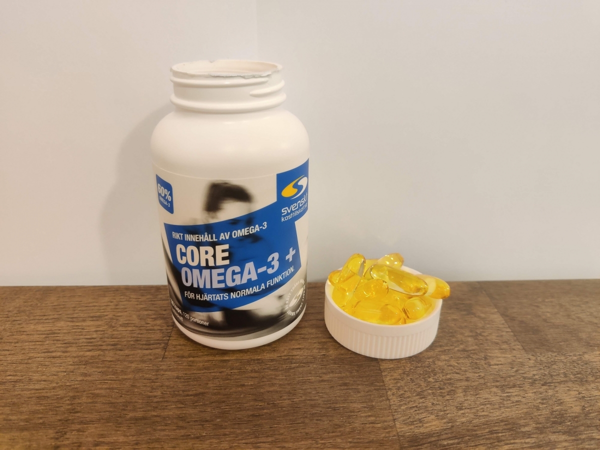 Core Omega-3+ med gyllene kapslar bredvid burken, egen bild från recensionen