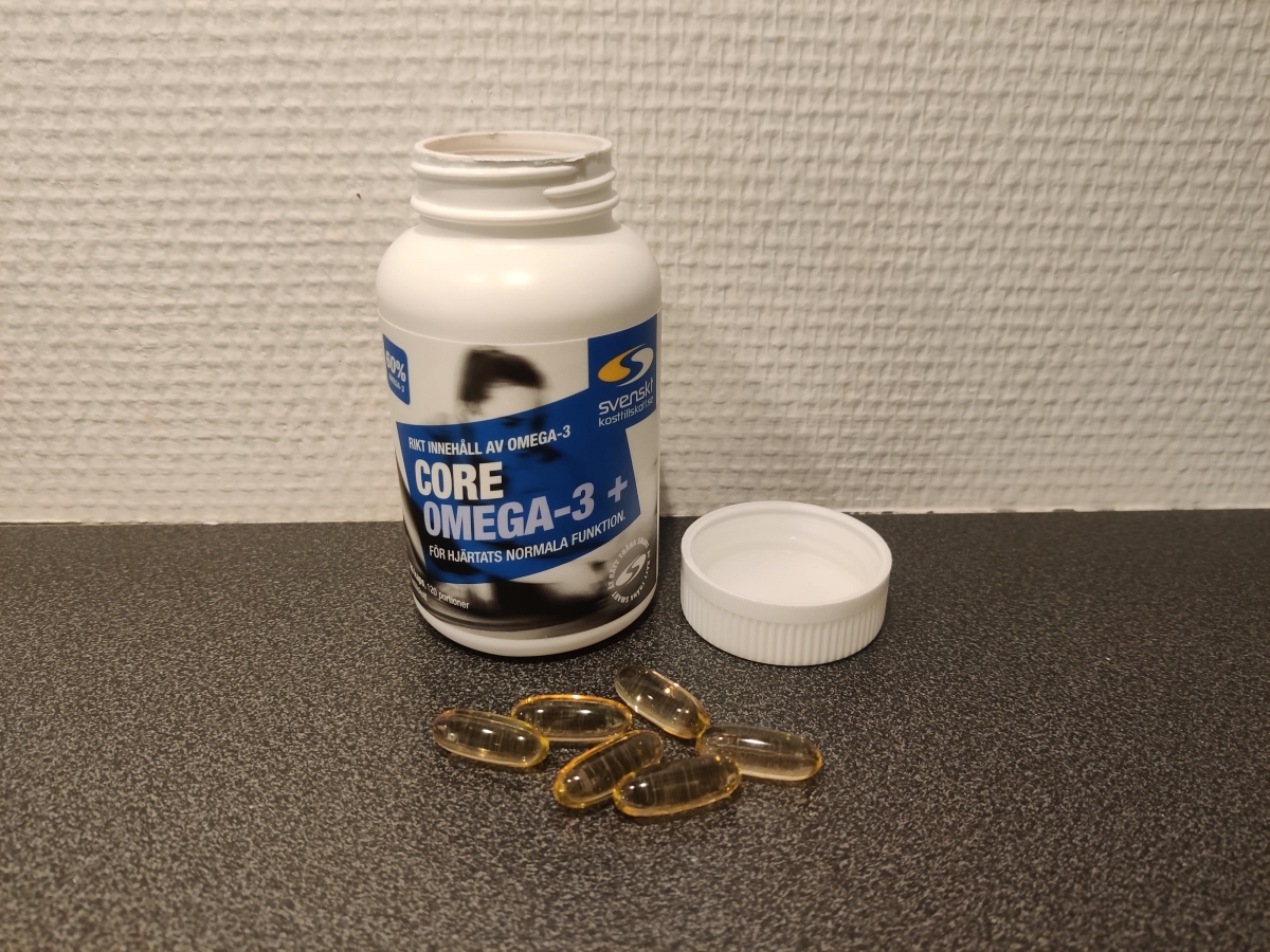 Core Omega-3+ öppnad burk med kapslar på bänken, foto taget av oss under testet