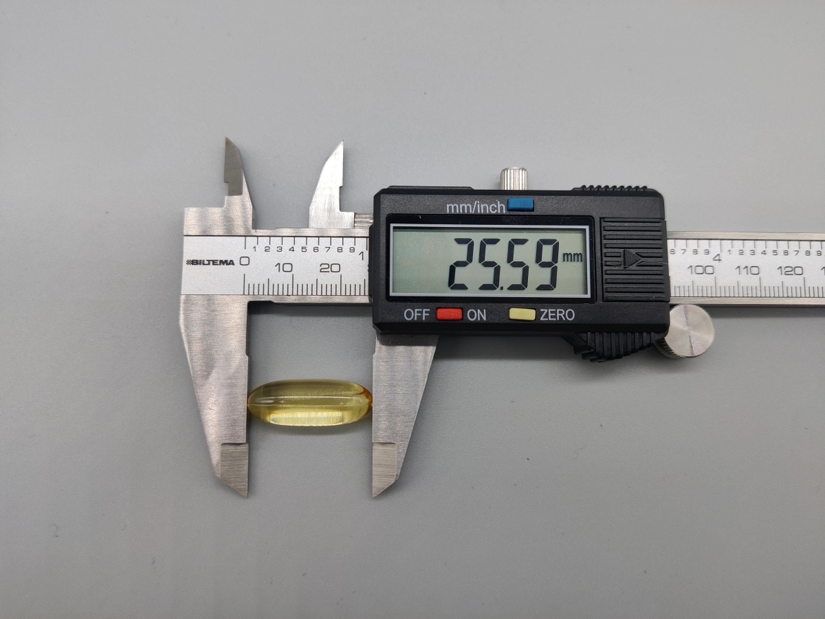 Mätning av Core Omega-3+ kapsel med skjutmått 25,59 mm, foto från vårt test