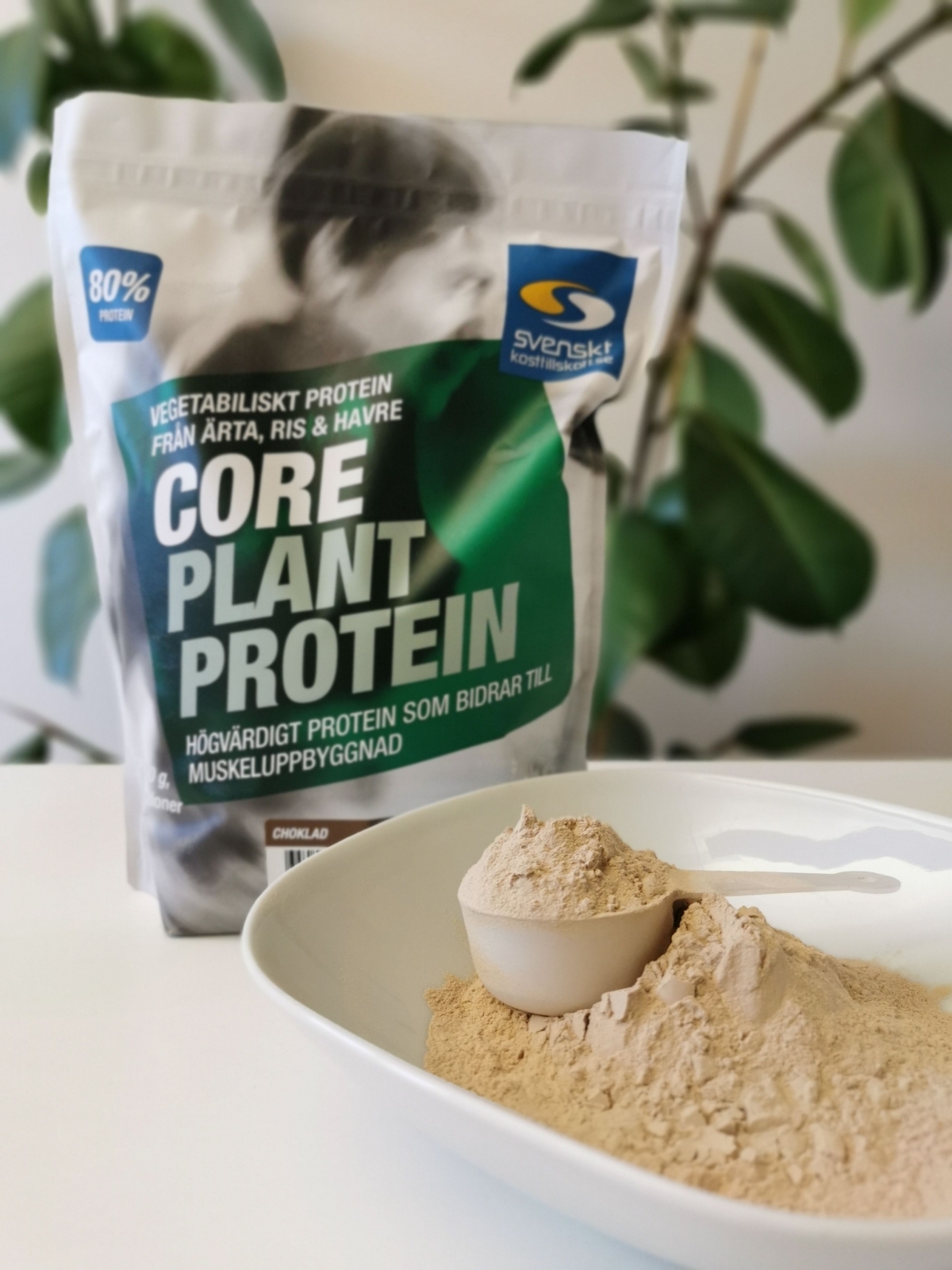 Core Plant Protein pulver och skopa framför förpackningen vår bild