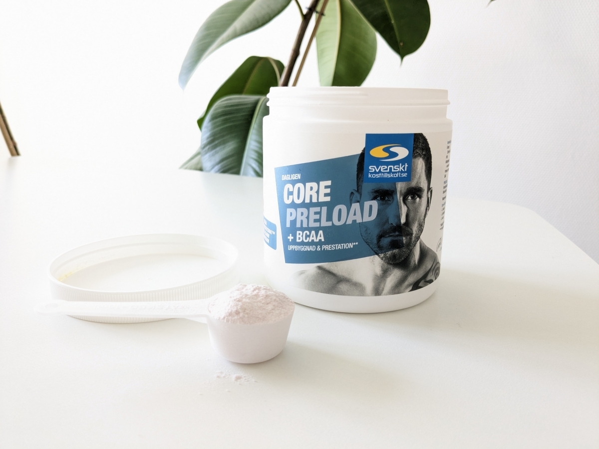 Core Preload + BCAA burk på bord med uppmätt skopa framför, foto taget av oss