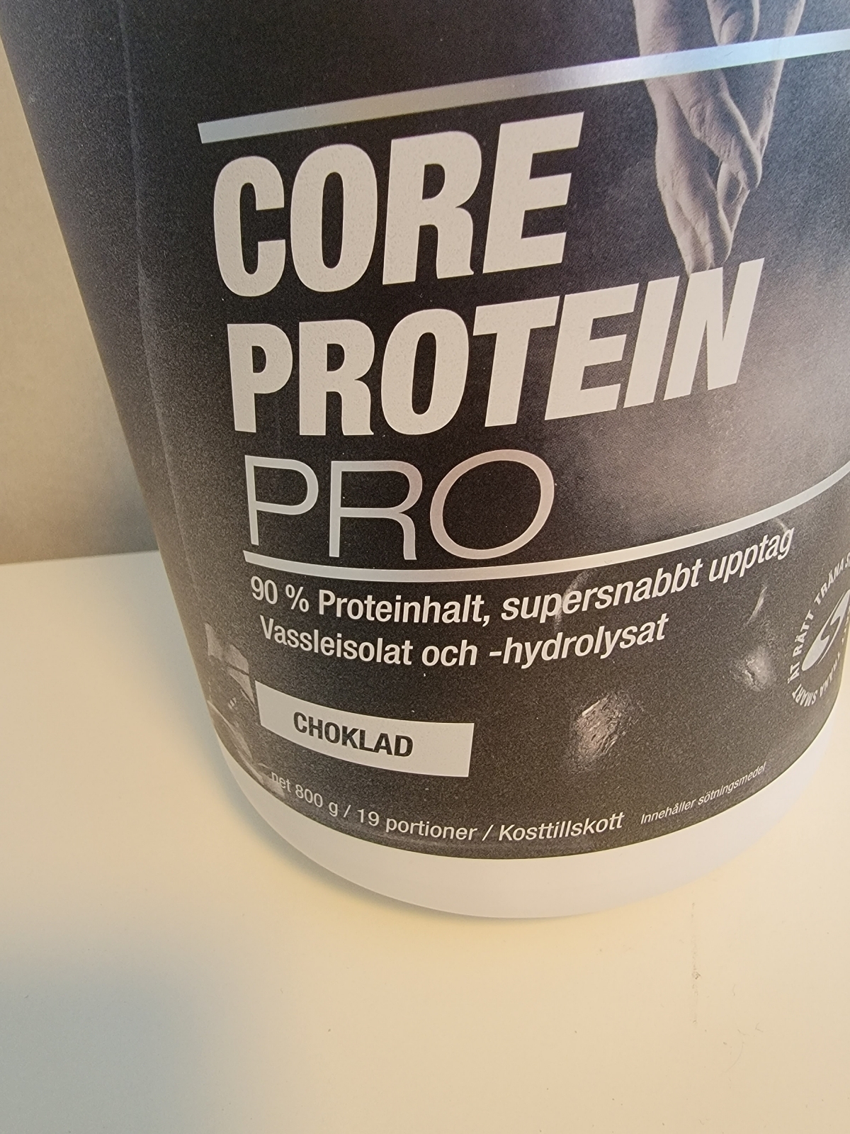 Framsida på Core Protein Pro choklad med premiumprofil, fotograferad under vårt test