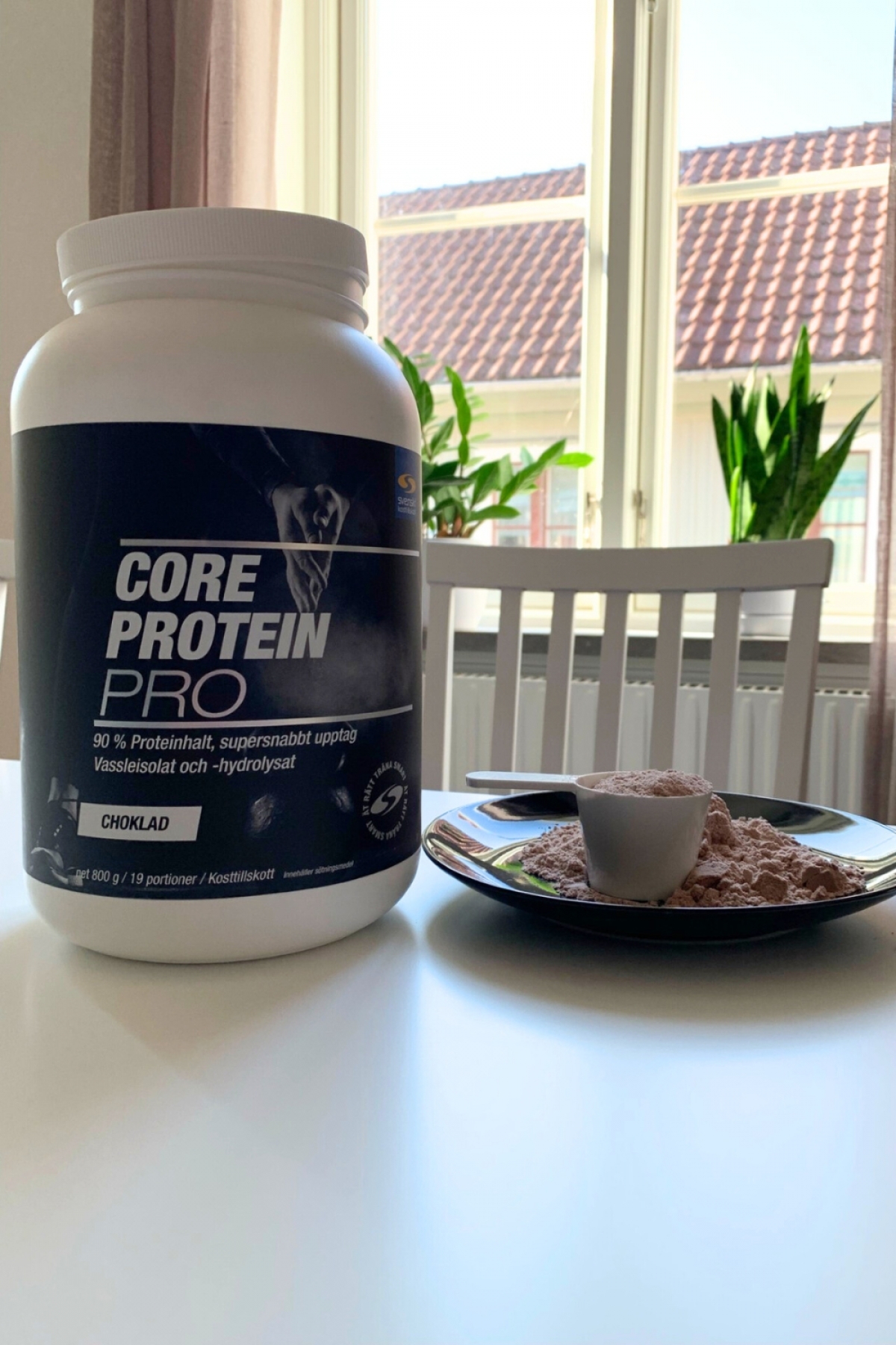 Core Protein Pro bredvid uppmätt portion i soligt kök
