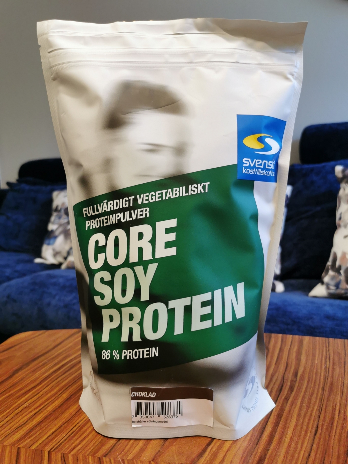 Core Soy Protein choklad på soffbord, foto från vårt test