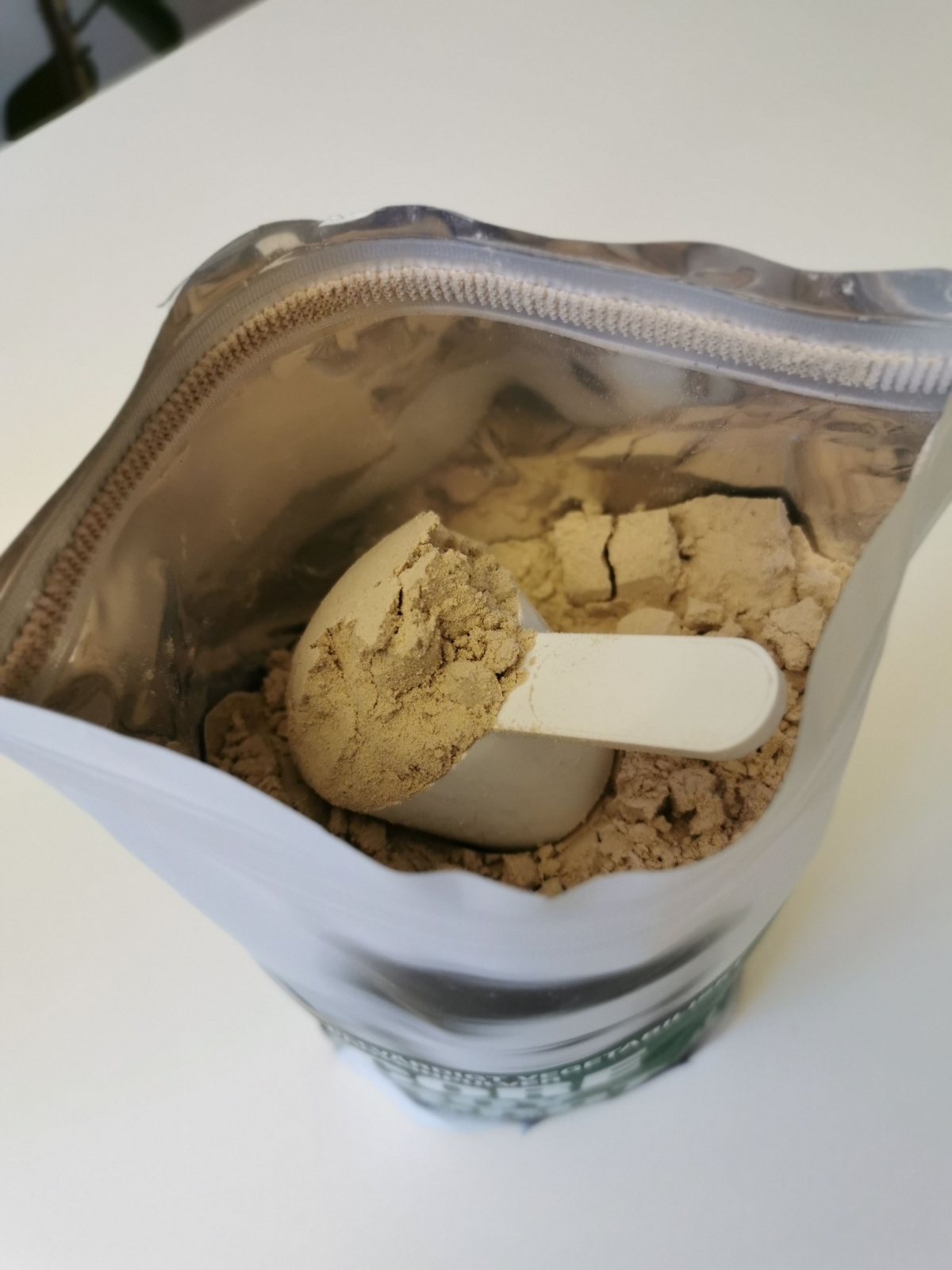 Öppnad påse med skopa i Core Soy Protein, egen bild