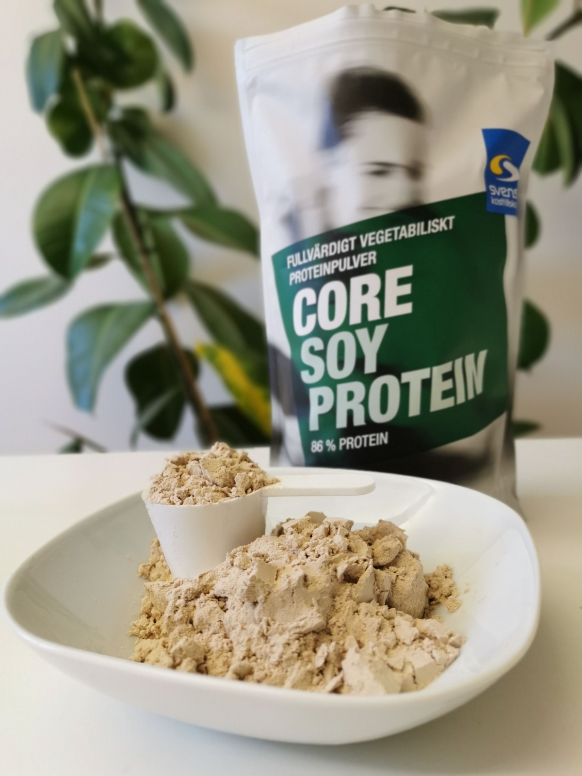 Core Soy Protein uppmätt på fat framför påsen