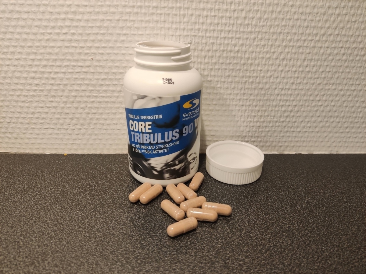 Öppen burk med Core Tribulus 90 och kapslar på köksbänken, foto från vårt test