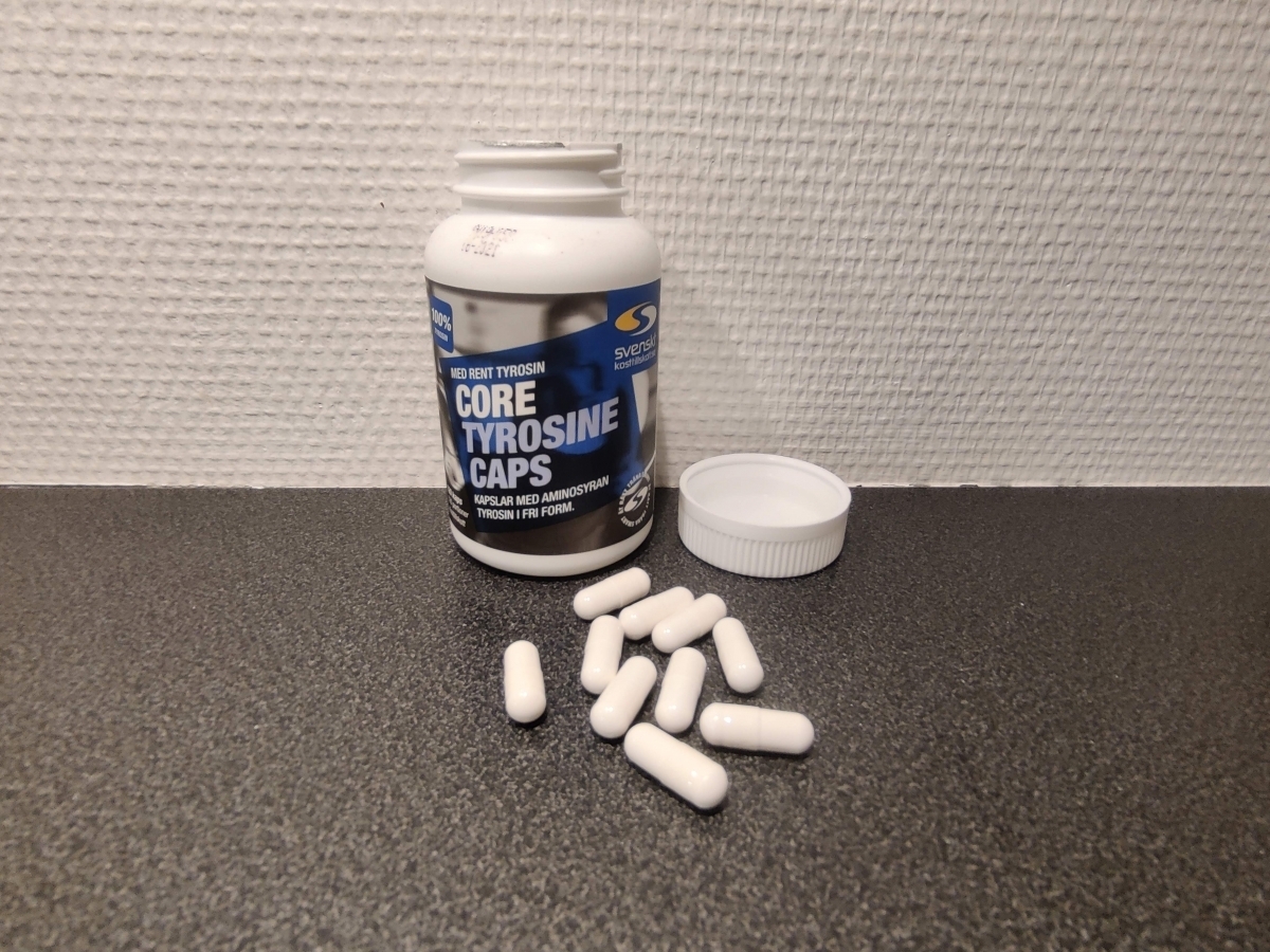 Upphällda Core Tyrosine-kapslar på köksbänken, egen bild från testet