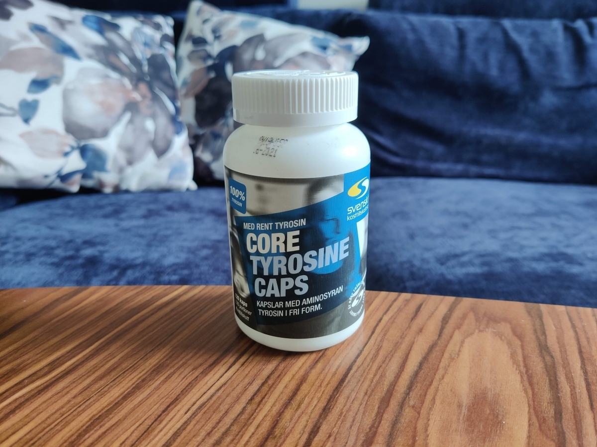 Core Tyrosine Caps på vårt soffbord, foto taget under testet med tydlig framsida