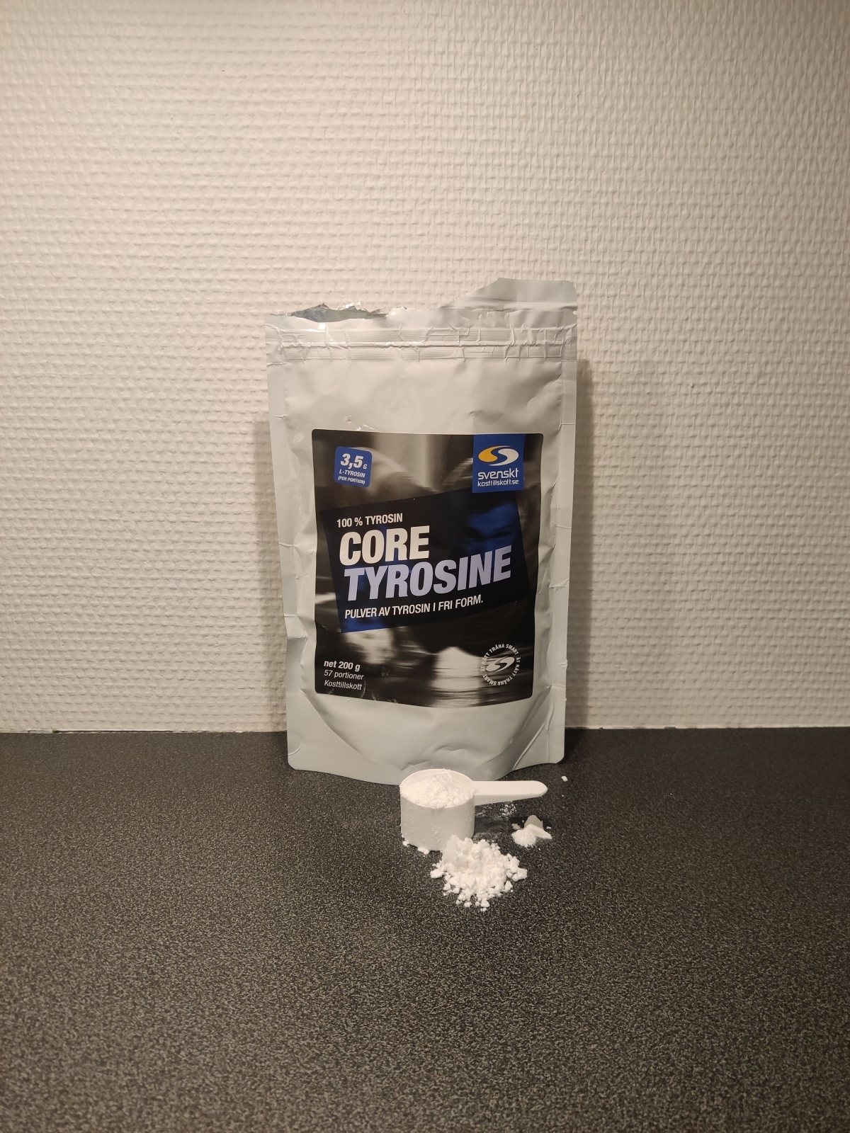 Core Tyrosine på köksbänken med skopa och lite spill, tagen av oss
