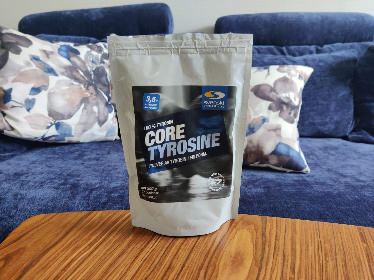 Core Tyrosine på soffbord under vårt test, 100% L-tyrosin i påse