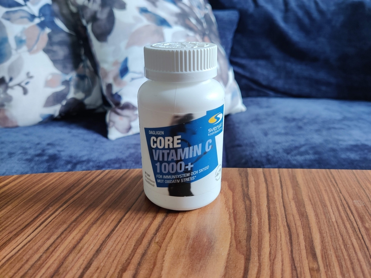 Core Vitamin C i hemmamiljö på soffbord, testfoto