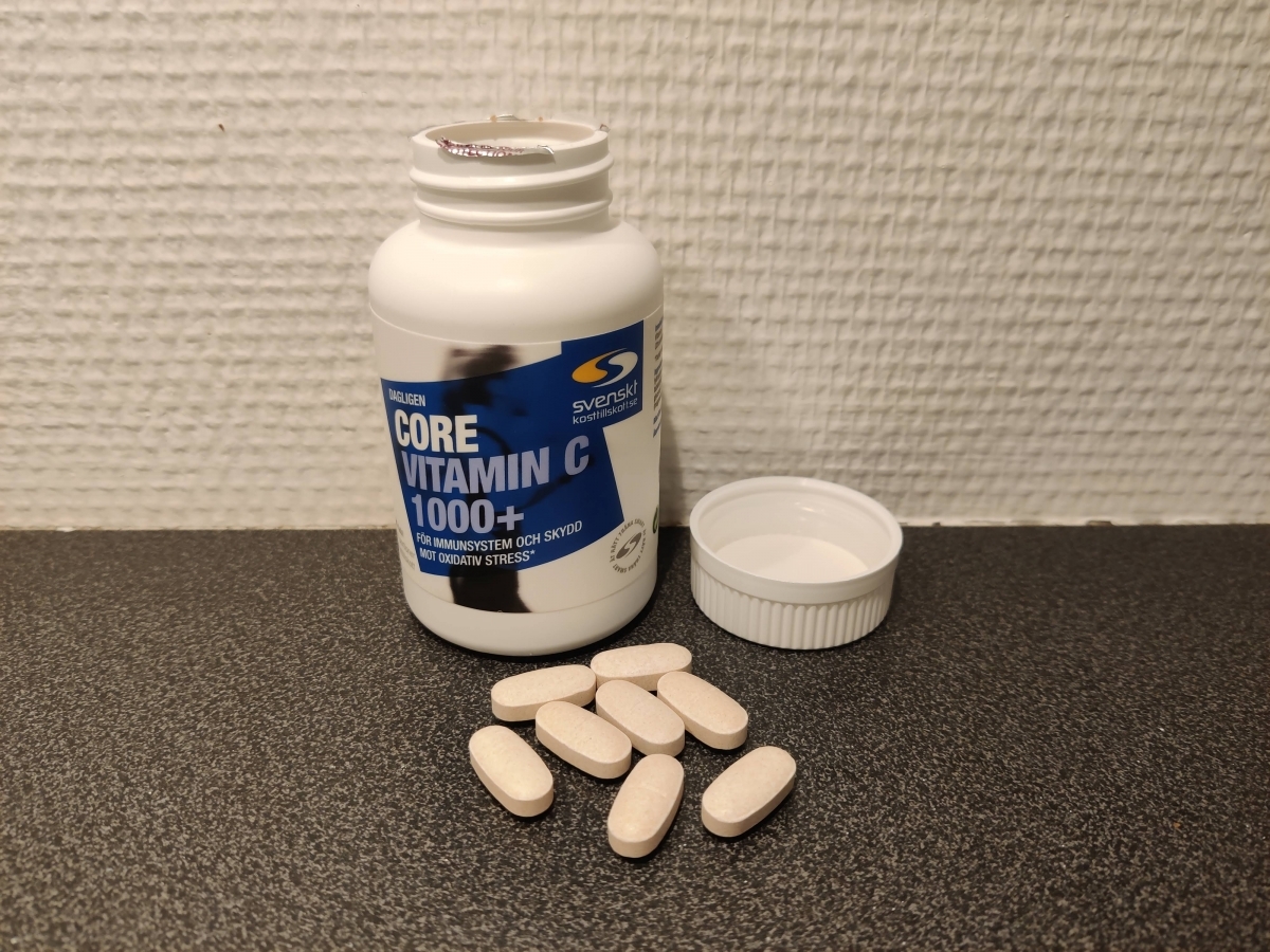 Core Vitamin C 1000+ öppnad burk och tabletter, foto taget av oss under testet
