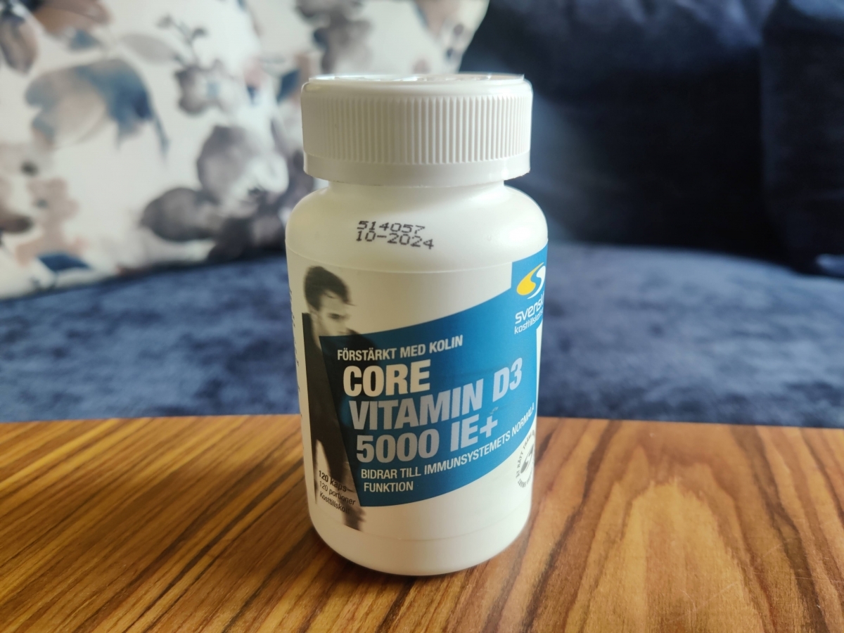 Core Vitamin D3 på soffbord i dagsljus hemma under långtestet