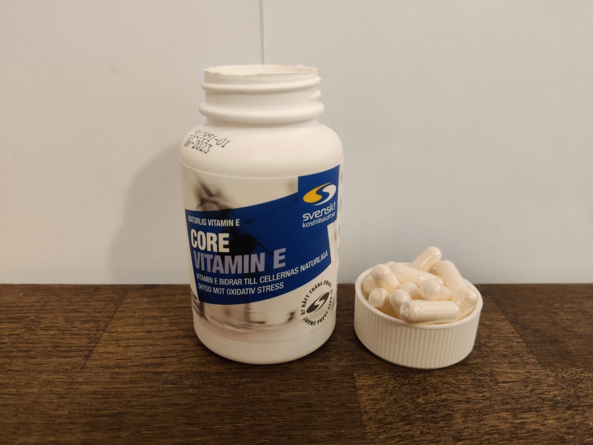 Core Vitamin E burk med flera kapslar intill, foto taget av oss