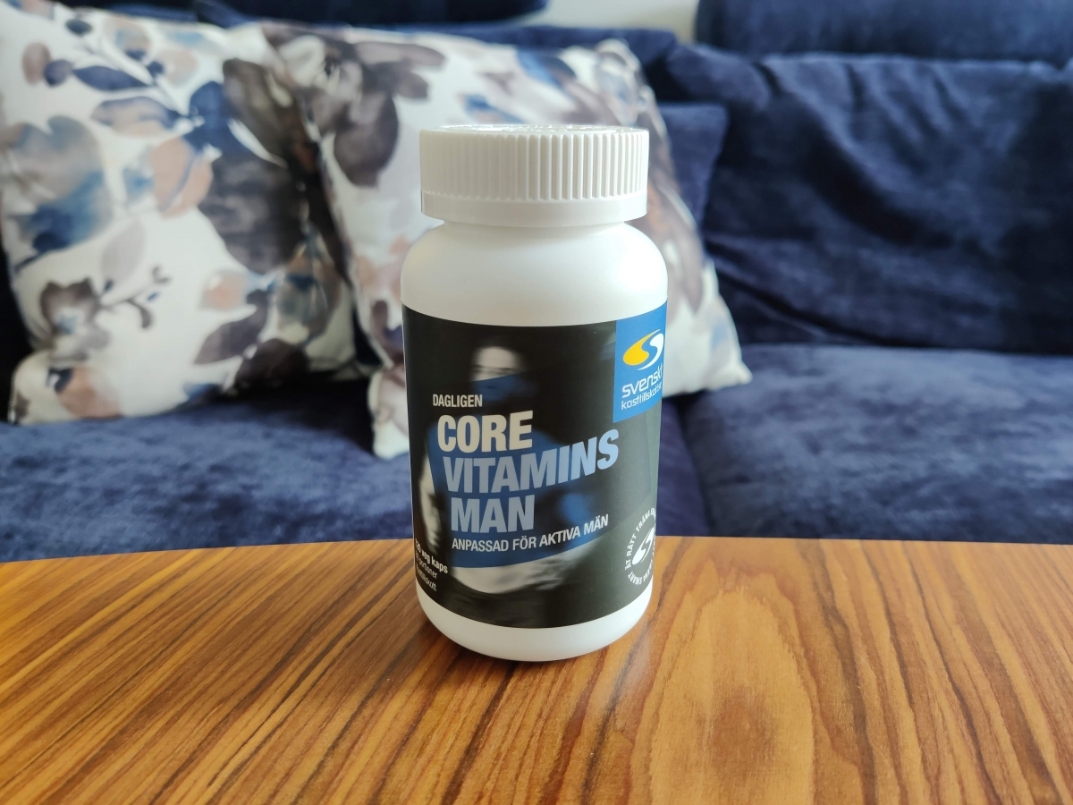Core Vitamins Man på soffbord hemma i vardagsmiljö, foto taget av oss