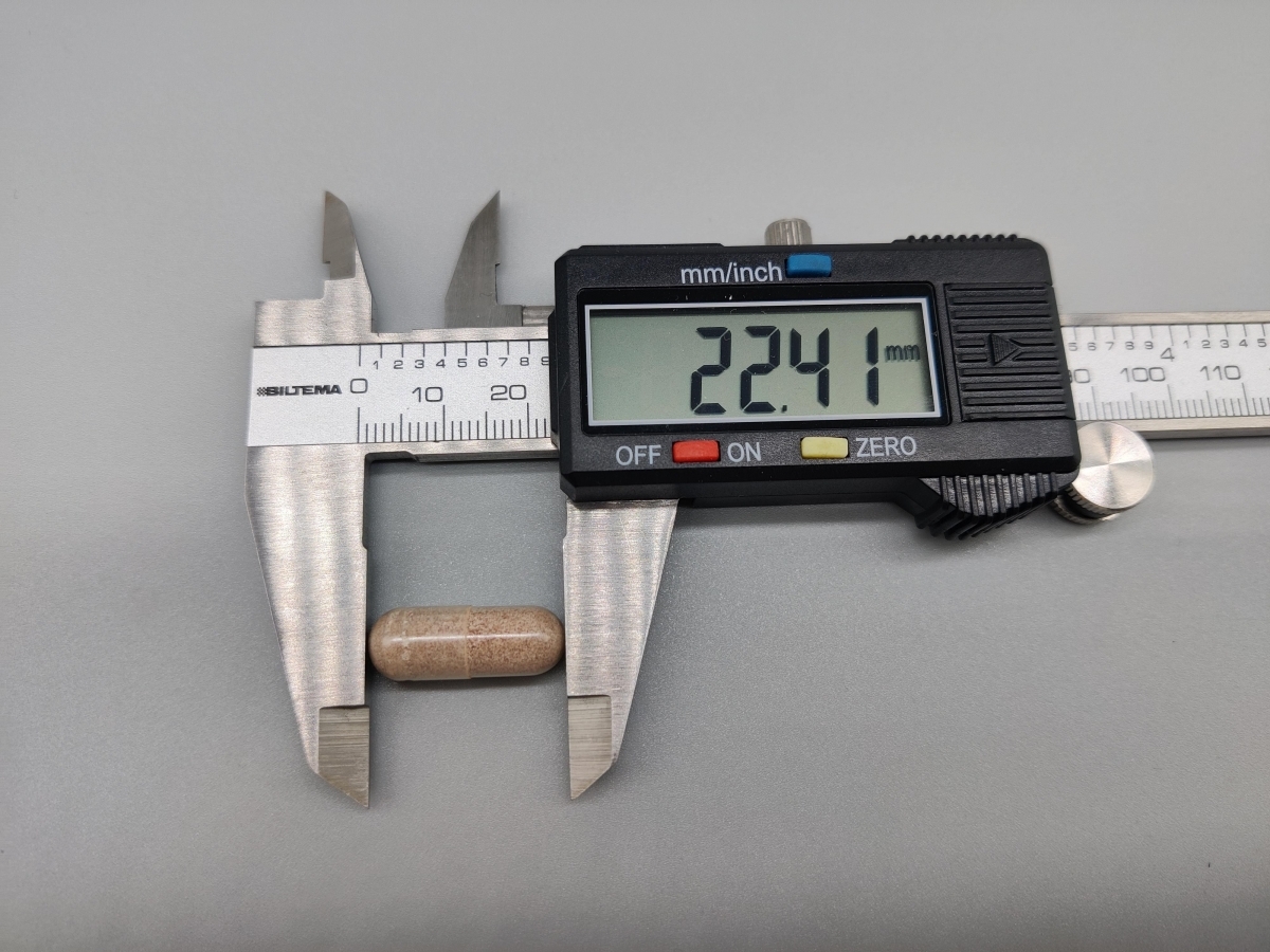 Kapsel från Core Vitamins Man mätt med skjutmått 22,41 mm, taget av oss