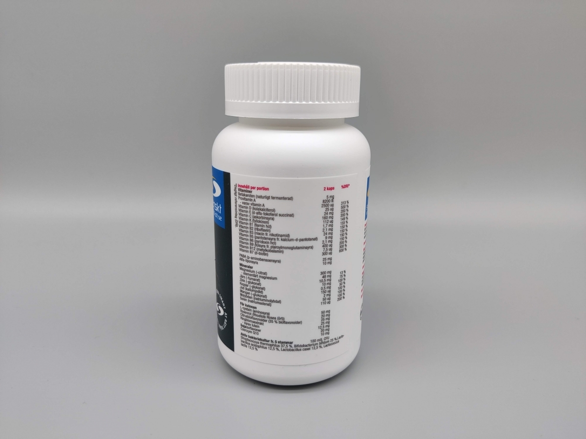 Näringsdeklaration på Core Vitamins Woman med tydligt angivna doser