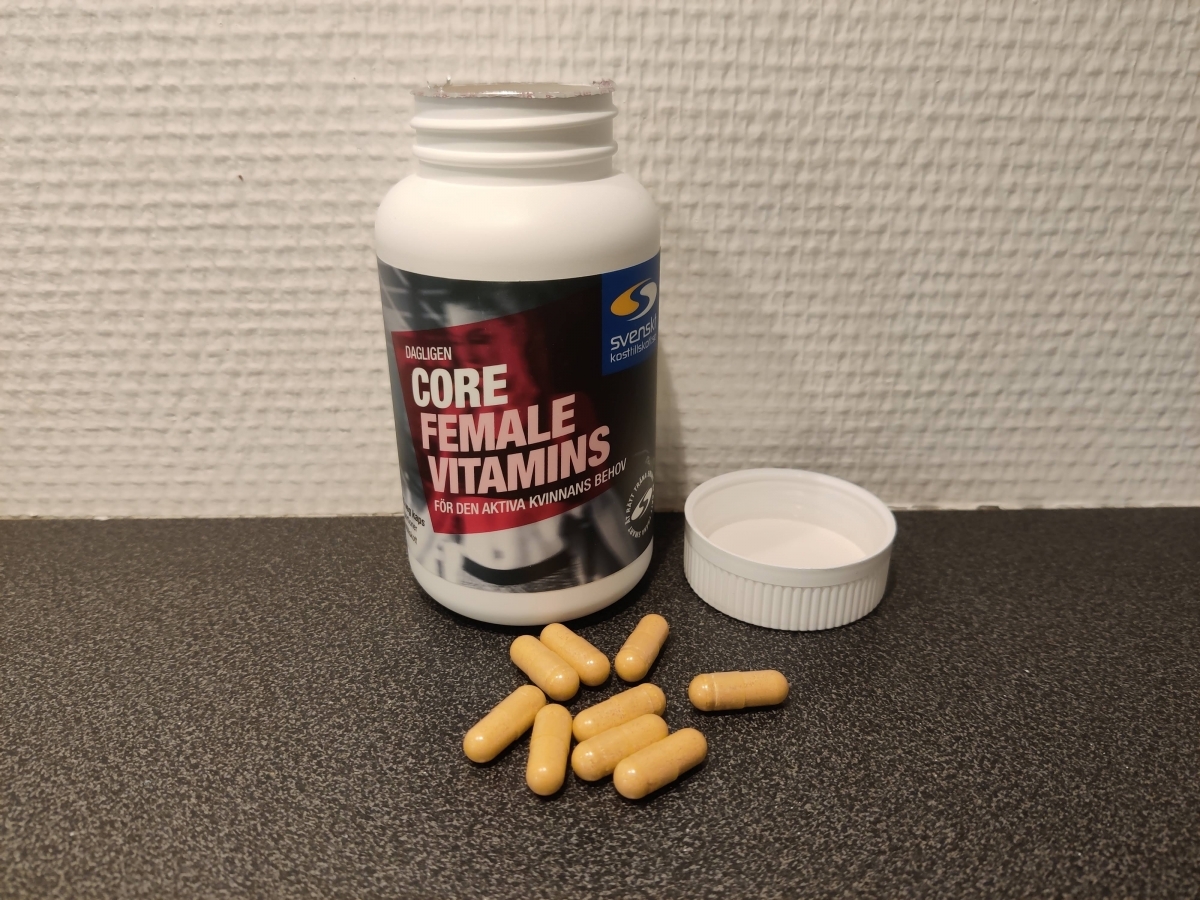 Core Vitamins Woman burk öppnad med kapslar på bänken, foto taget av oss under testperioden