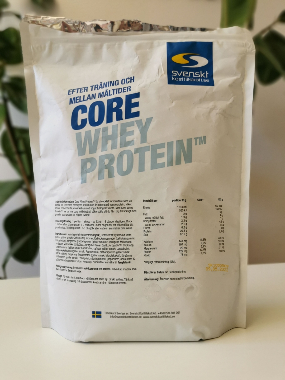 Baksida Core Whey Protein med doseringsråd och svensk tillverkning, vårt foto