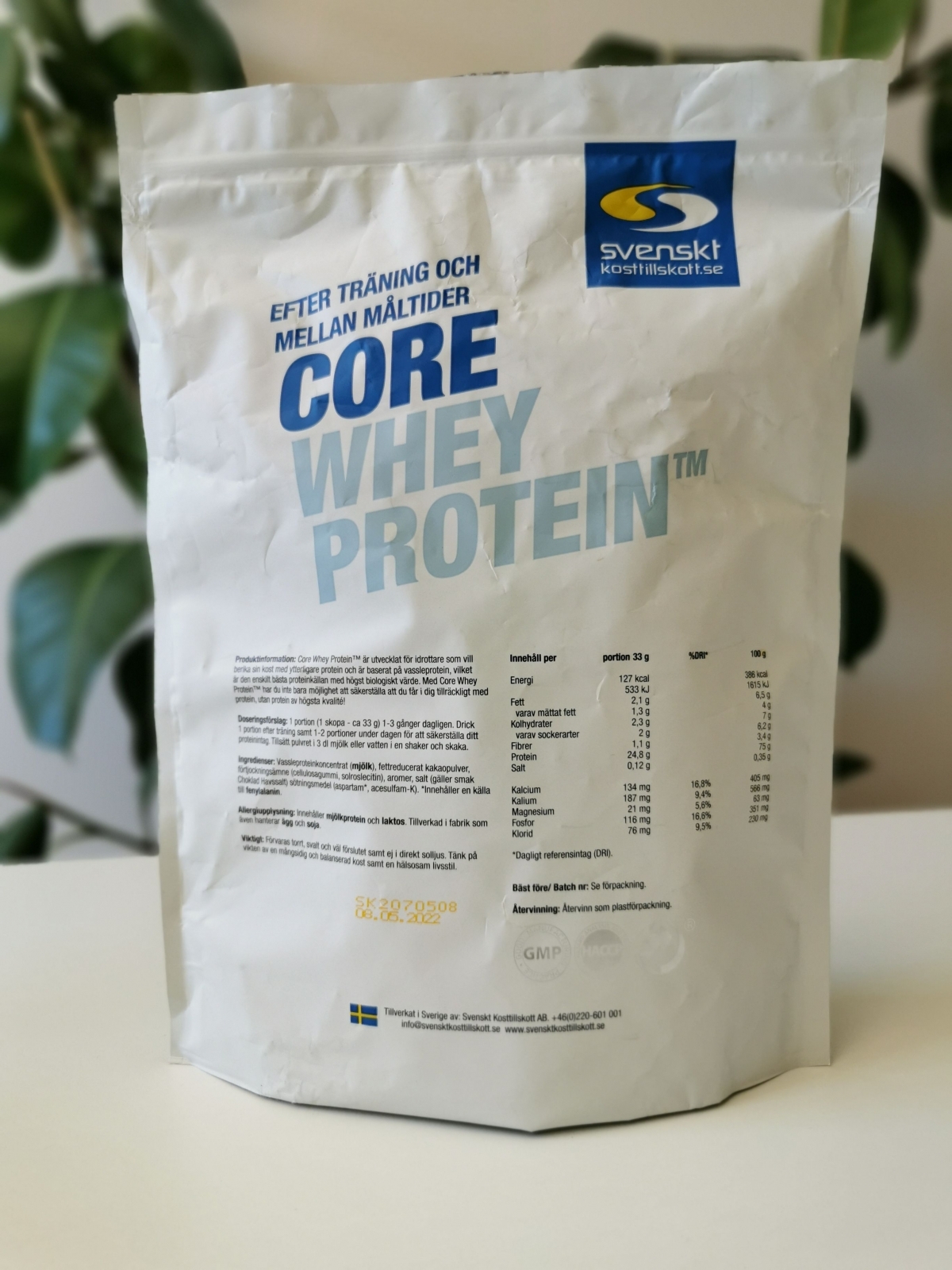 Baksida Core Whey Protein med näringstabell och ingredienser, fotograferat av oss