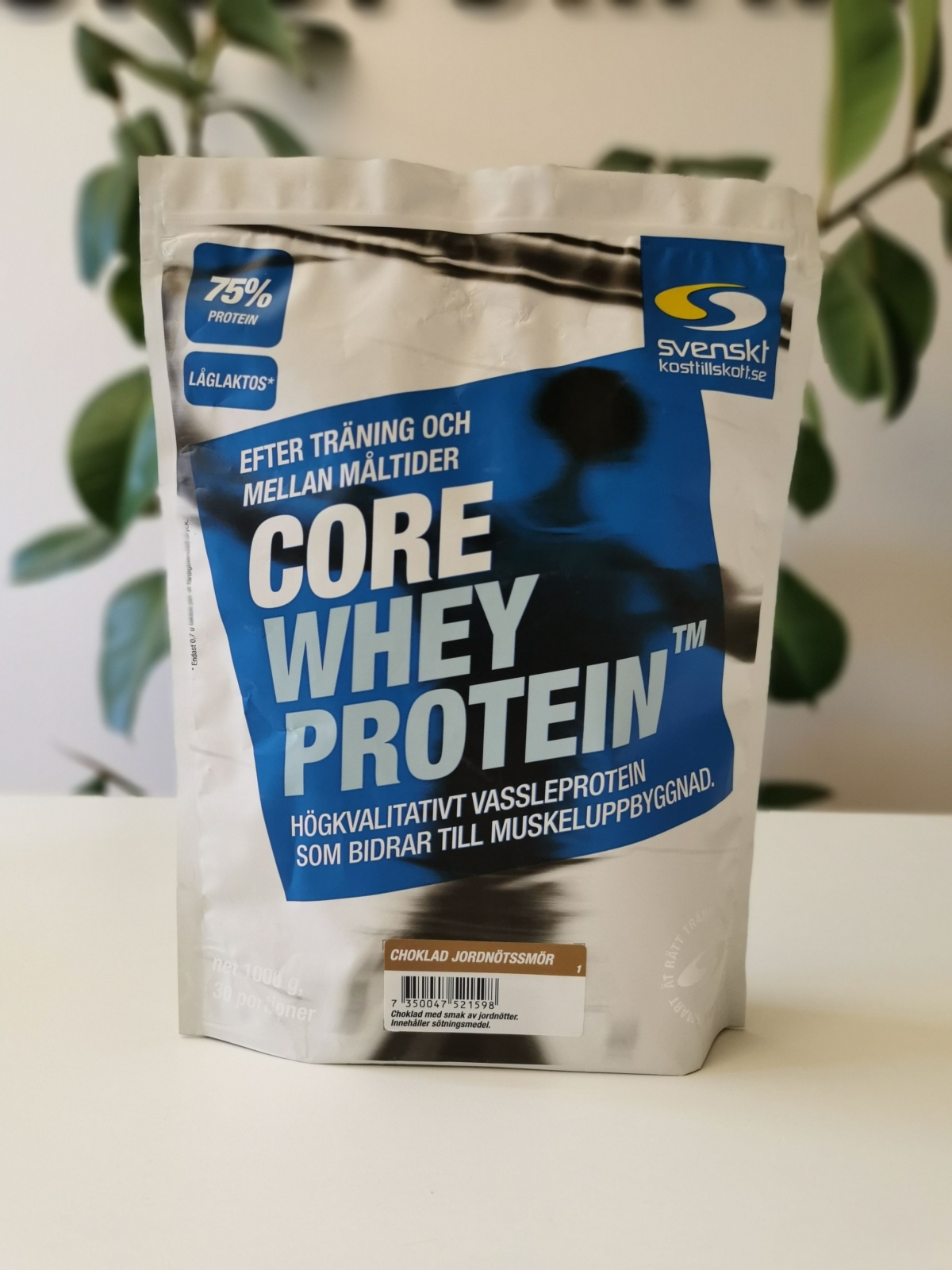 Core Whey Protein Choklad Jordnötssmör framsida i studioljus, foto av oss