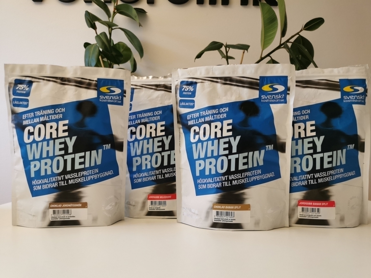 Fyra påsar Core Whey Protein i olika smaker på vårt bord, foto taget av oss