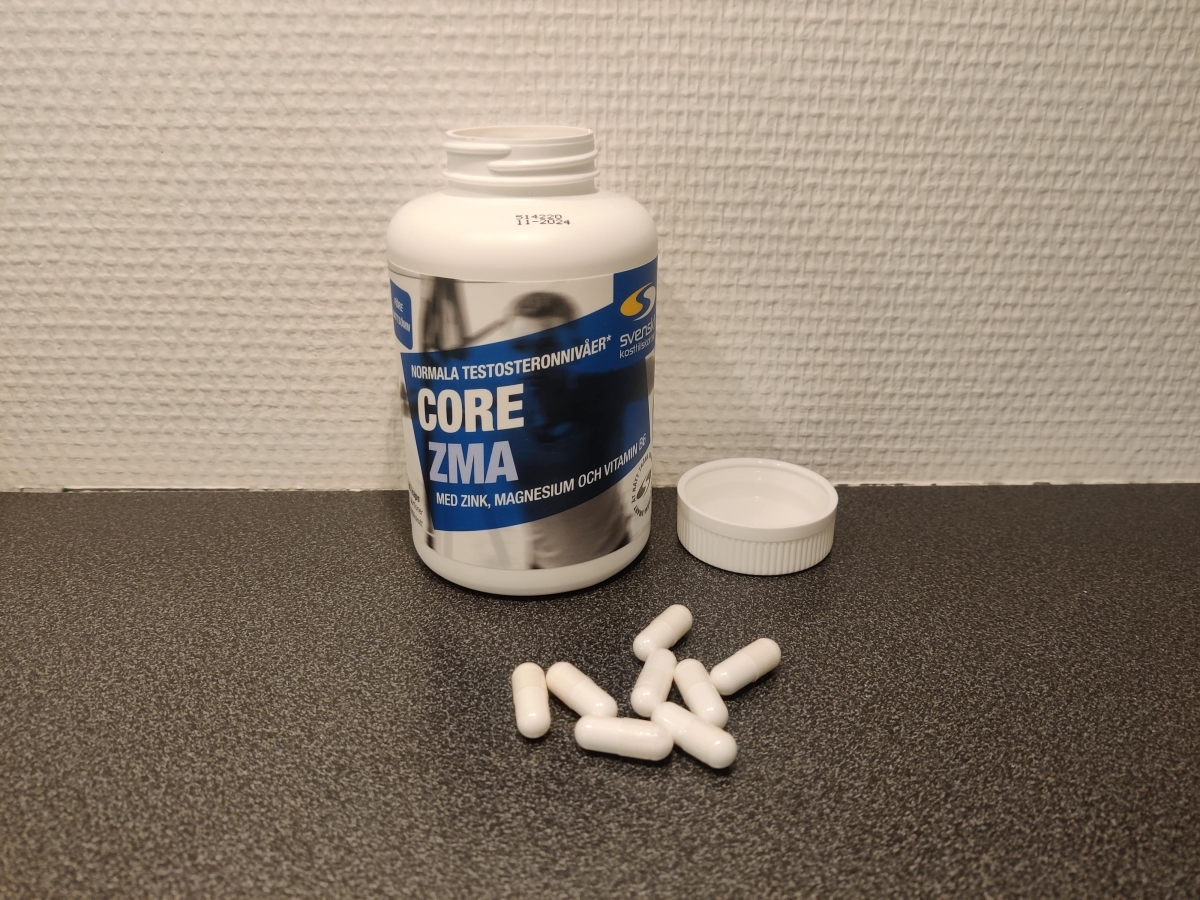 Core ZMA på mörk bänkskiva med kapslar, tagen av oss under testet