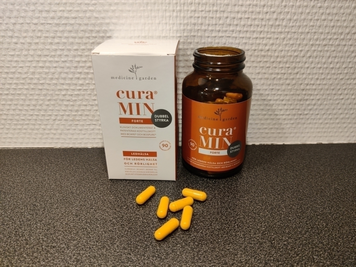 MedicineGarden CuraMIN med öppnad glasburk och kapslar, egen bild från testet