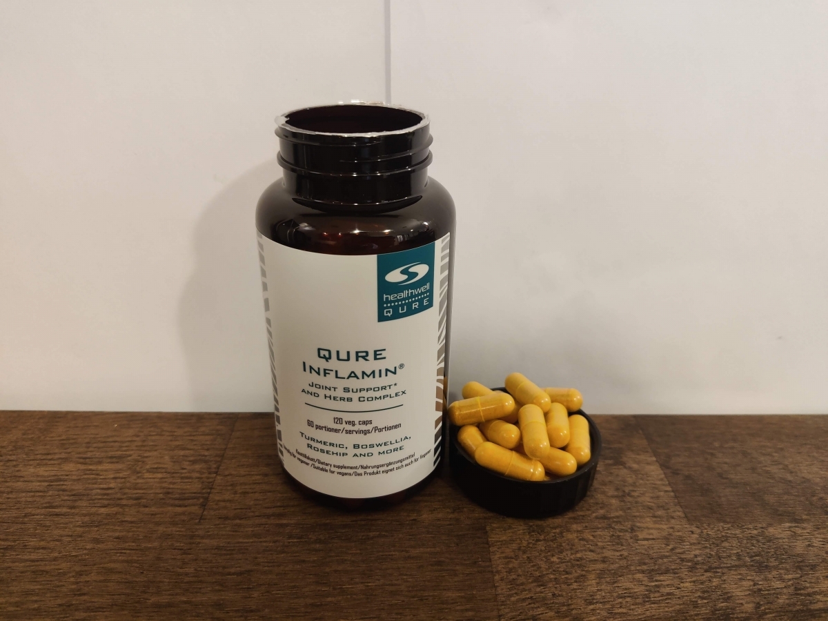 Inflamin Premium med dagens kapslar upplagda bredvid burken, fotad av oss