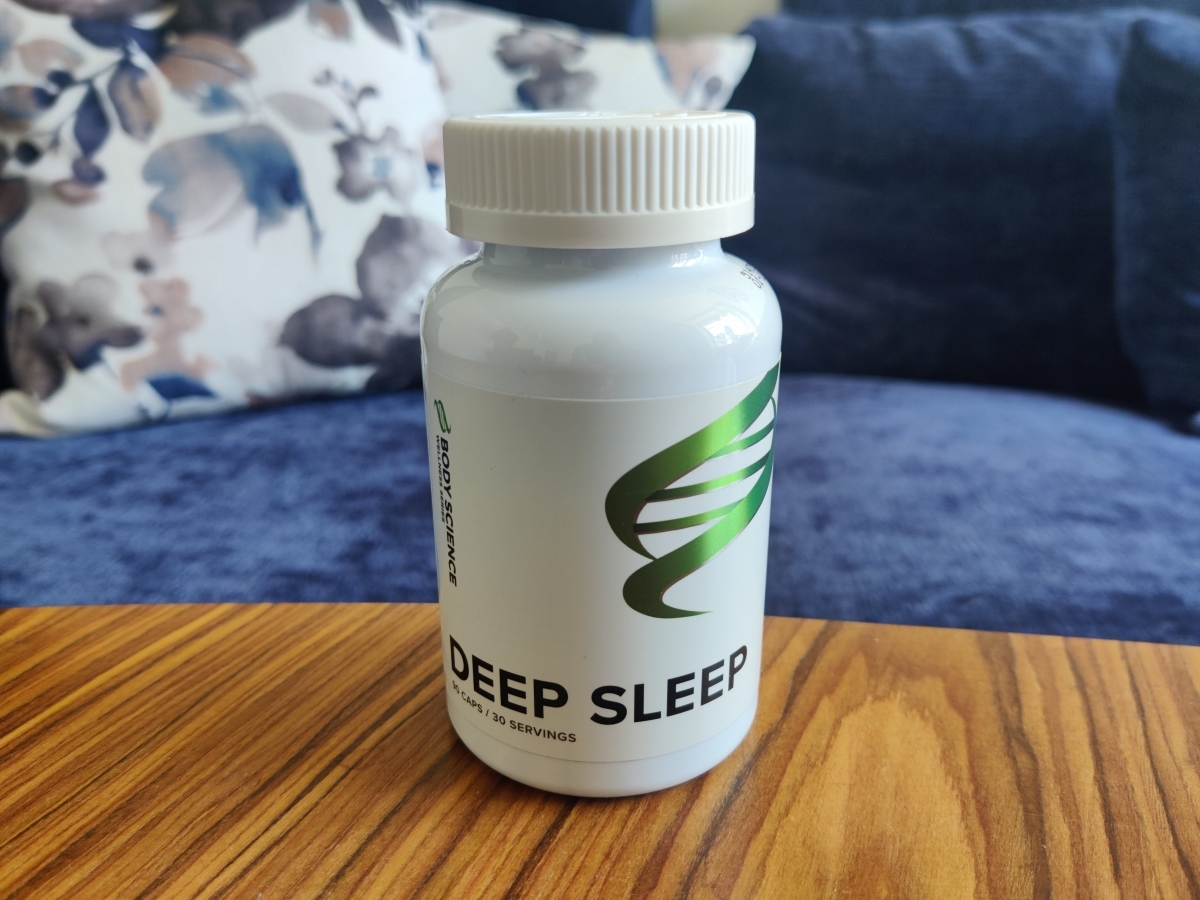 Deep Sleep på soffbord i hemmamiljö, fotograferad av oss